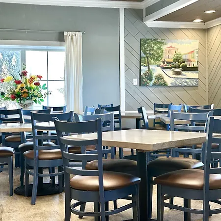Days Inn By Wyndham Pensacola - Historic Downtown-2