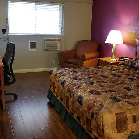 Santa Fe Inn - Pueblo-3