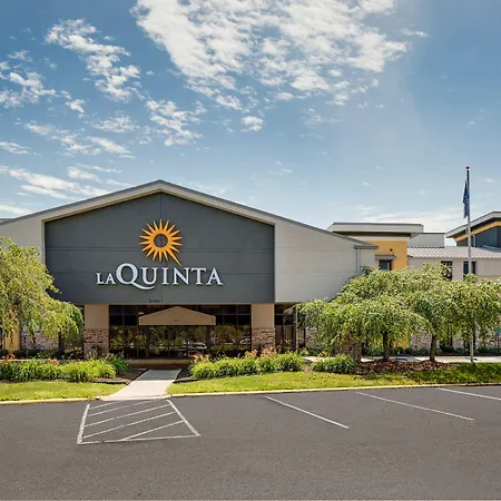 La Quinta Inn & Suites By Wyndham Detroit Metro Airport-3