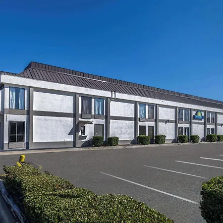 Days Inn & Suites By Wyndham Fort Bragg/Cross Creek Mall-2