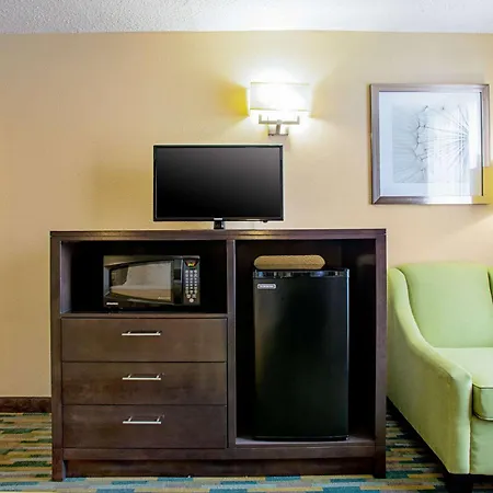 Quality Inn Near Six Flags St. Louis-2