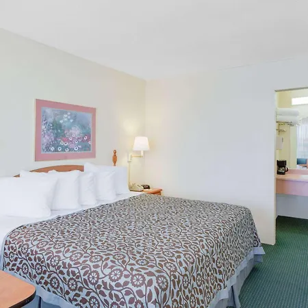 Days Inn By Wyndham Newport-3