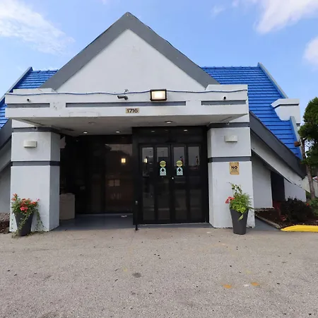 Travelodge By Wyndham Milwaukee-2