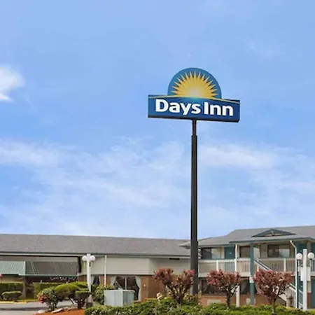 Days Inn By Wyndham Auburn-3