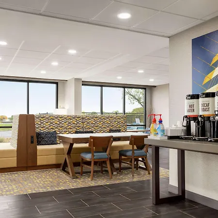 Hampton Inn Kansas City - Airport-2