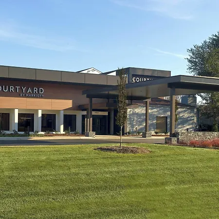 Courtyard Charlotte Southpark-3