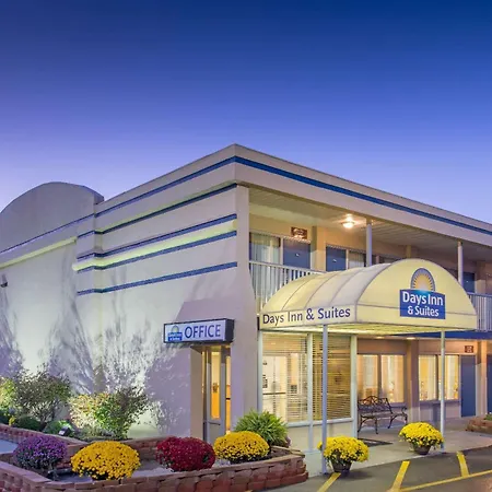 Days Inn & Suites By Wyndham Dayton North-2