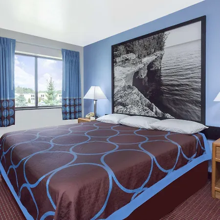 Super 8 By Wyndham Wisconsin Dells-3