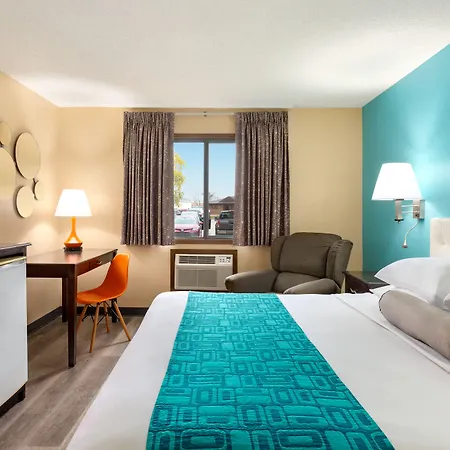 Howard Johnson By Wyndham Waterloo/Cedar Falls-2