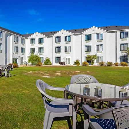 Charlevoix Inn & Suites Surestay Collection By Best Western-2
