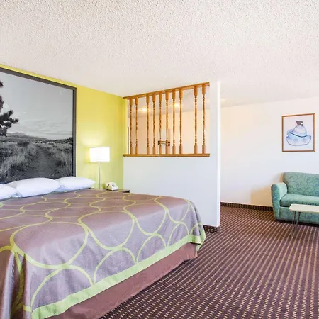 Super 8 By Wyndham Kingman-3