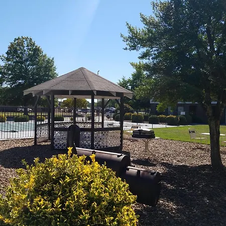 Super 8 By Wyndham Bentonville-3