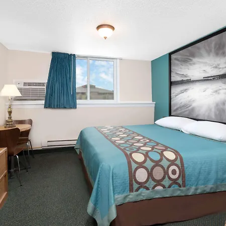 Super 8 By Wyndham Huron-3