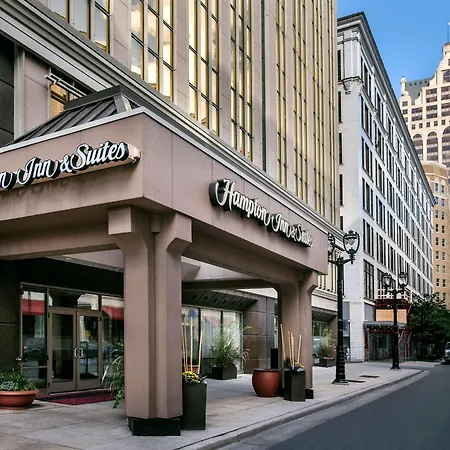 Hampton Inn & Suites Milwaukee Downtown-3