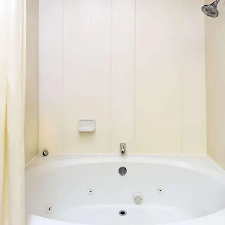 Super 8 By Wyndham Freeport-3