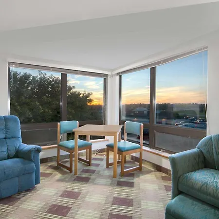 Super 8 By Wyndham Toledo-3