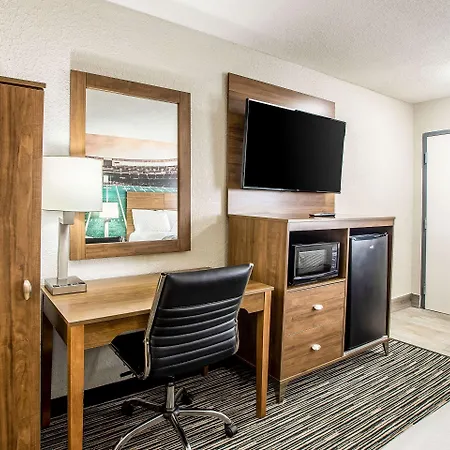 Clarion Pointe East Lansing University Area-3