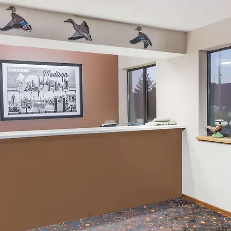 Super 8 By Wyndham Madison-3