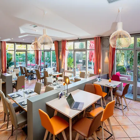 Brit Hotel Confort Nîmes Ouest - A9 sortie 25 - Pdj dès 5h30 - Parking PV - Terrasse&jardin - Pet friendly - Séminaire - Accueil groupe-3