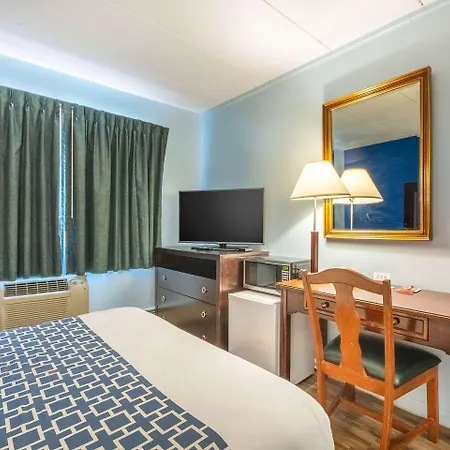 Econo Lodge Inn & Suites Windsor Locks Bradley Airport-3