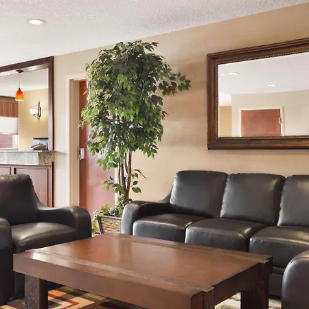 Days Inn & Suites By Wyndham Cochrane-3