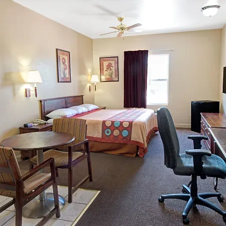 Super 8 By Wyndham St. Louis Airport-3