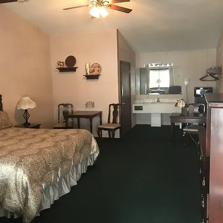 Longhouse Lodge Motel-3