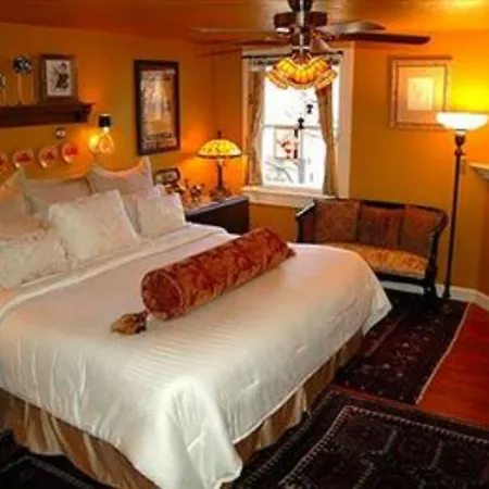 Red Elephant Inn Bed And Breakfast-2