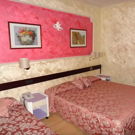 Benny Hotel-2