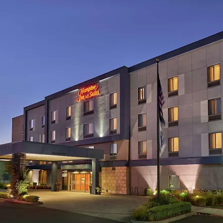 Hampton Inn And Suites Salem-2