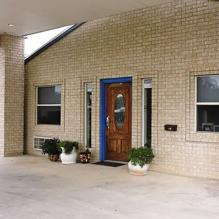 Riata Inn - Crystal City-2