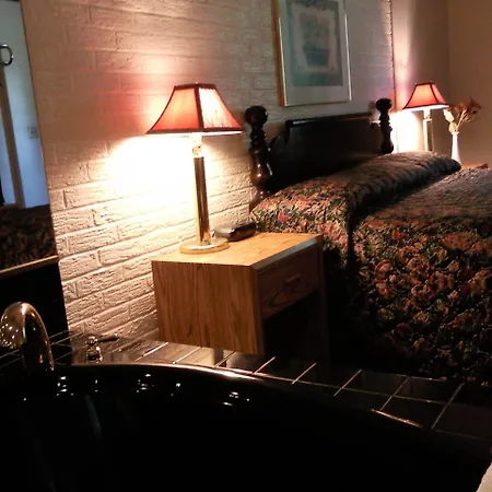 Colonial Inn Mercer-Grove City-3