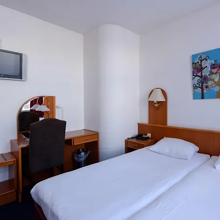 Owl Hotel-3