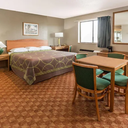 Super 8 By Wyndham St. Charles-2
