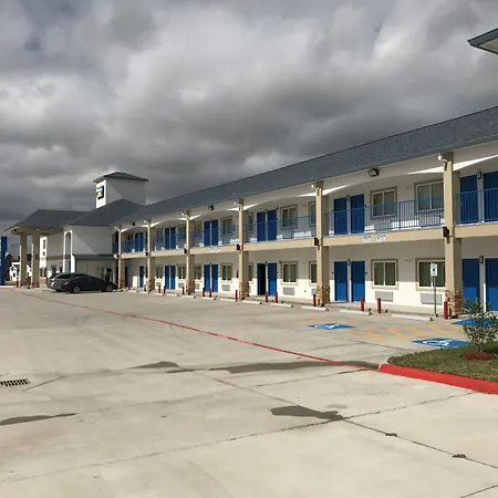 Deluxe Inn & Suites - Baytown-2