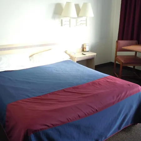 Travelodge By Wyndham Grand Rapids North-2
