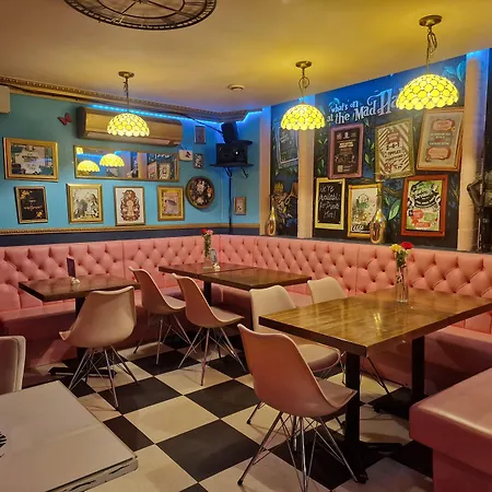 The Mad Hatter'S Guestrooms-3