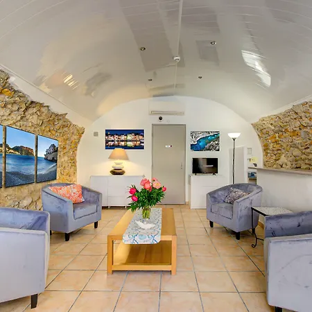 Hotel Des Calanques-3