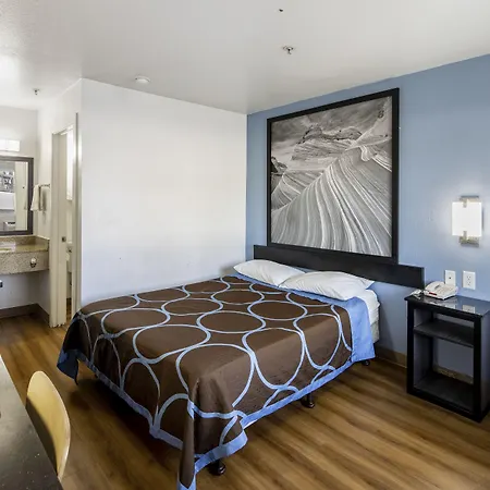 Super 8 By Wyndham Phoenix West-2