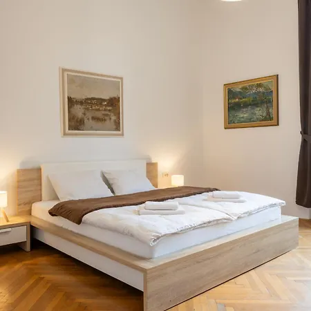 Urban Rooms-- Free Parking---3