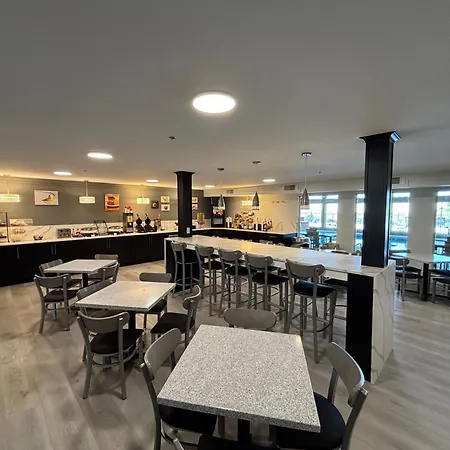 Ramada By Wyndham Springfield North-3