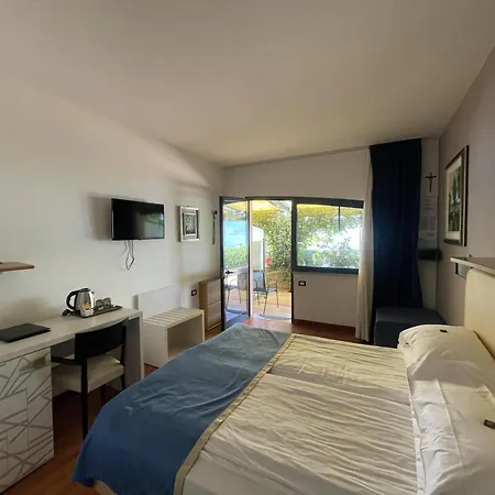 Hotel Villa Carlotta-3