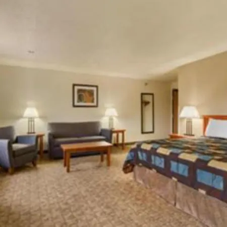 Super 8 By Wyndham Ripley-3