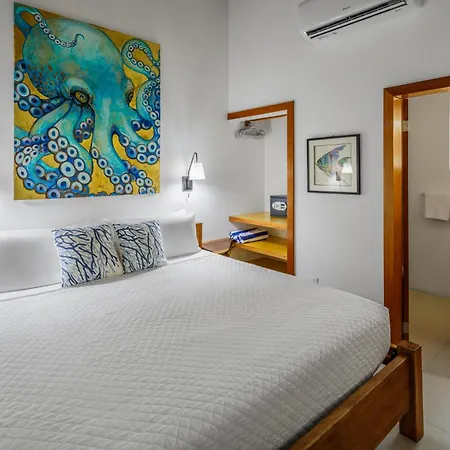 Weezie'S Ocean Front Hotel And Garden Cottages-2
