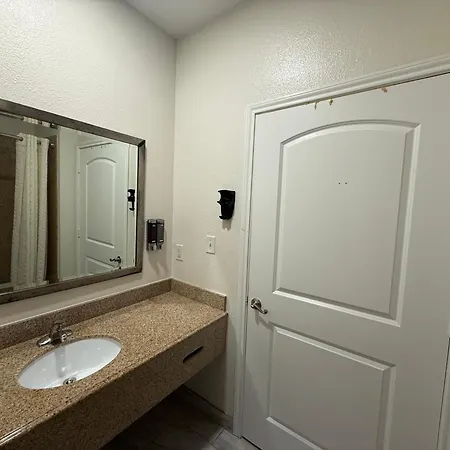 Crystal Inn - Garth Rd-2