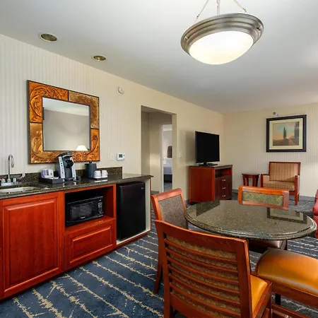 Hilton Garden Inn Milwaukee Northwest Conference Center-3