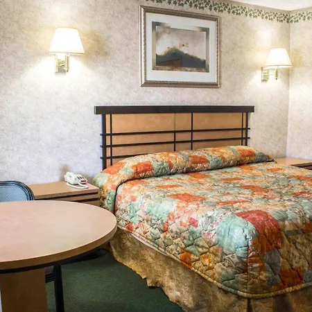 Econo Lodge Inn & Suites Colonie Center Mall-2