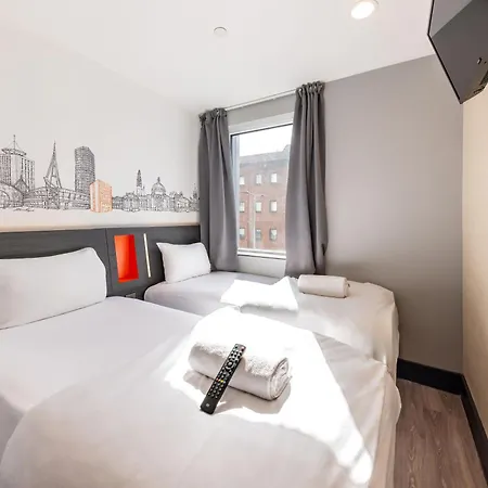 Easyhotel Cardiff-2