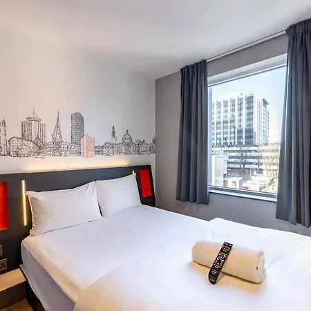 Easyhotel Cardiff-3
