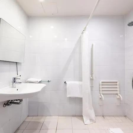 Premier Inn Frankfurt City Centre-3